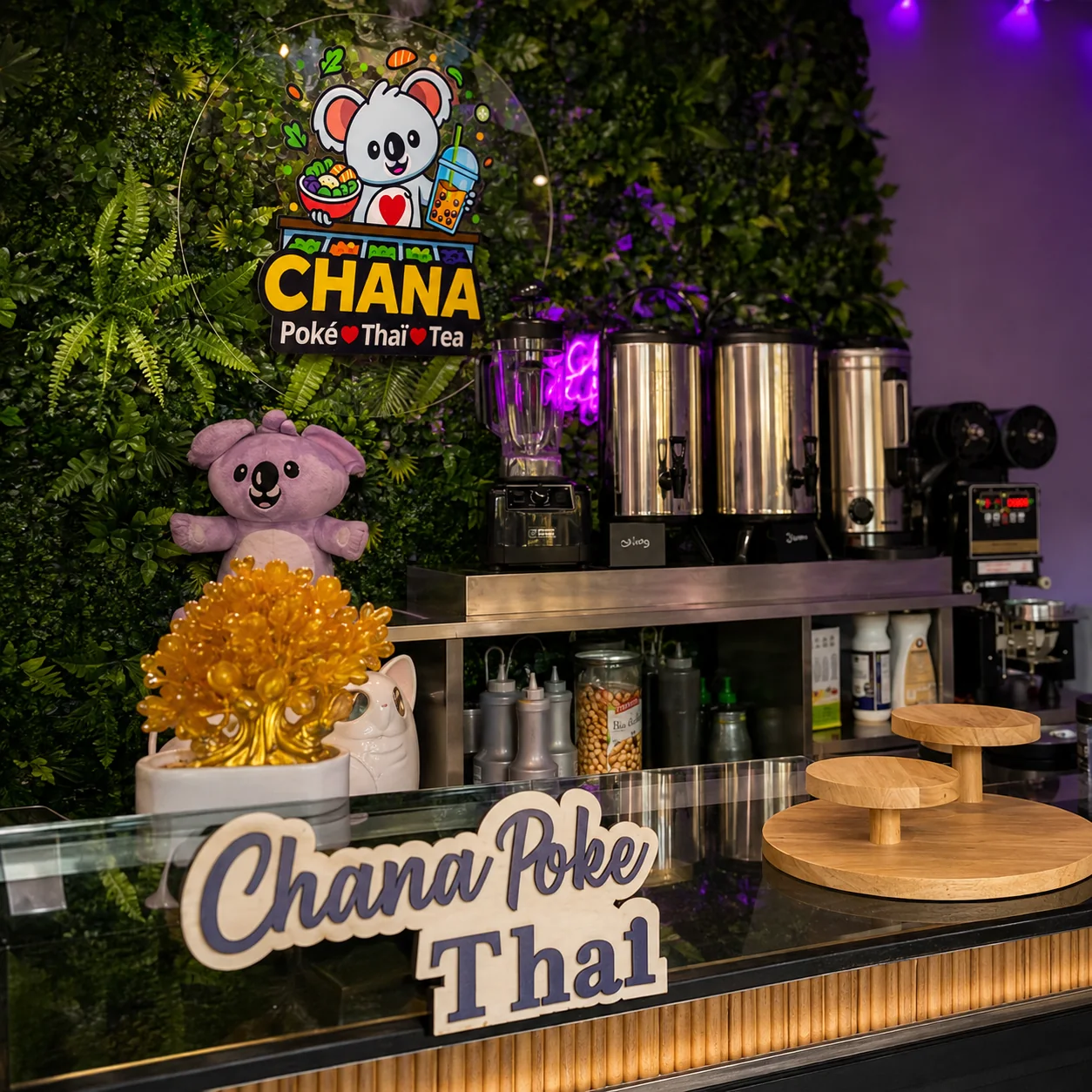 Le comptoir de Chana Poké Thaï à Gif-sur-Yvette : néons, mur végétal et bubble teas