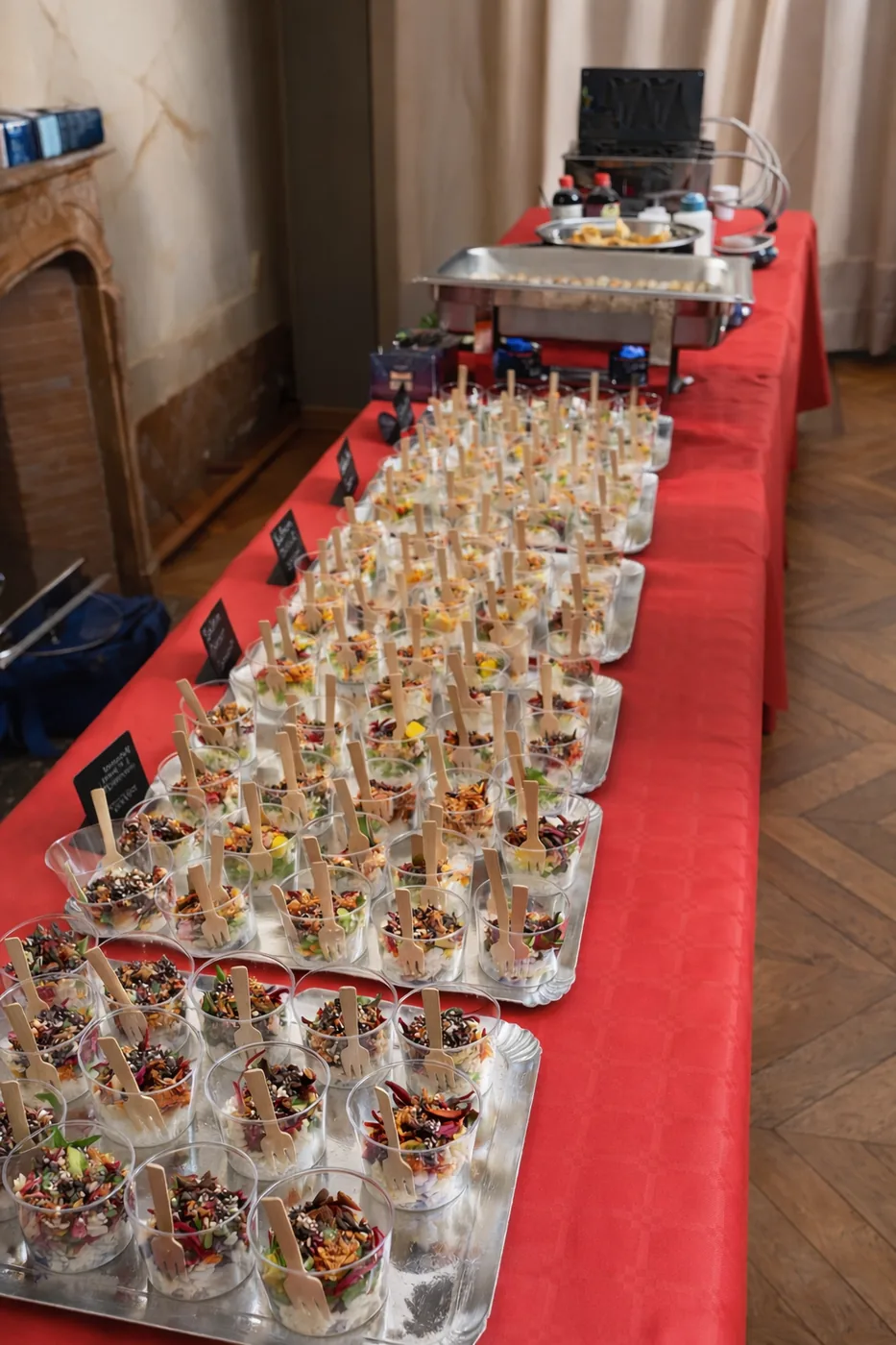 Buffet de verrines dressé pour un événement