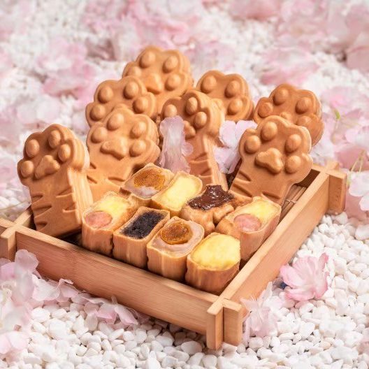 Mochi Waffle croustillante et moelleuse servie avec chocolat et fruits frais chez Chana Poke Thaï Gif-sur-Yvette Mochi Waffles gourmandes à Gif-sur-Yvette – Chana Poke Thaï