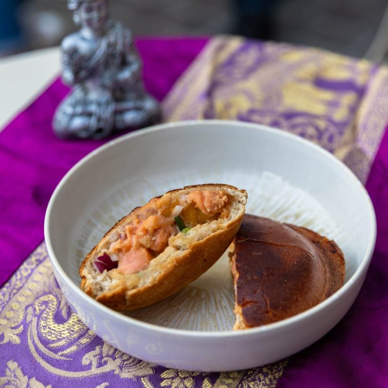 Spécialité UFO Burger croustillant et moelleux, street food innovante à Gif-sur-Yvette Spécialité UFO Burger thaï, exclusivité Chana Poke Thaï à Gif-sur-Yvette