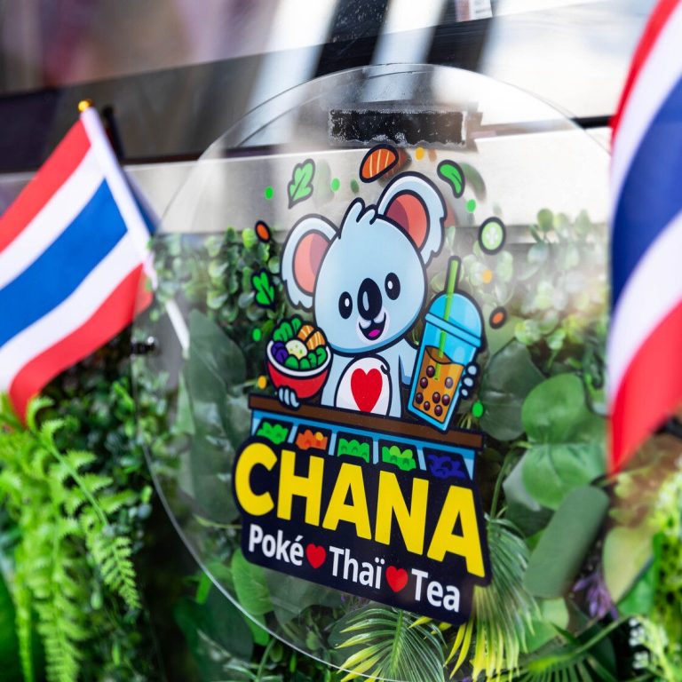 Nos poke bowls thaï, comme le Kapao au bœuf, allient fraîcheur et saveurs exotiques pour un repas équilibré et gourmand. Poke Bowl Kapao au bœuf avec riz, légumes frais et sauce thaï chez Chana Poke Thaï Gif-sur-Yvette